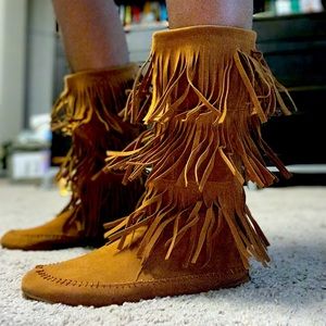 Fringe moccasin boots